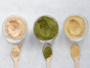 Three ingredient formats in glass dishes: whole-food powder, standardized extract and purified compound powder
